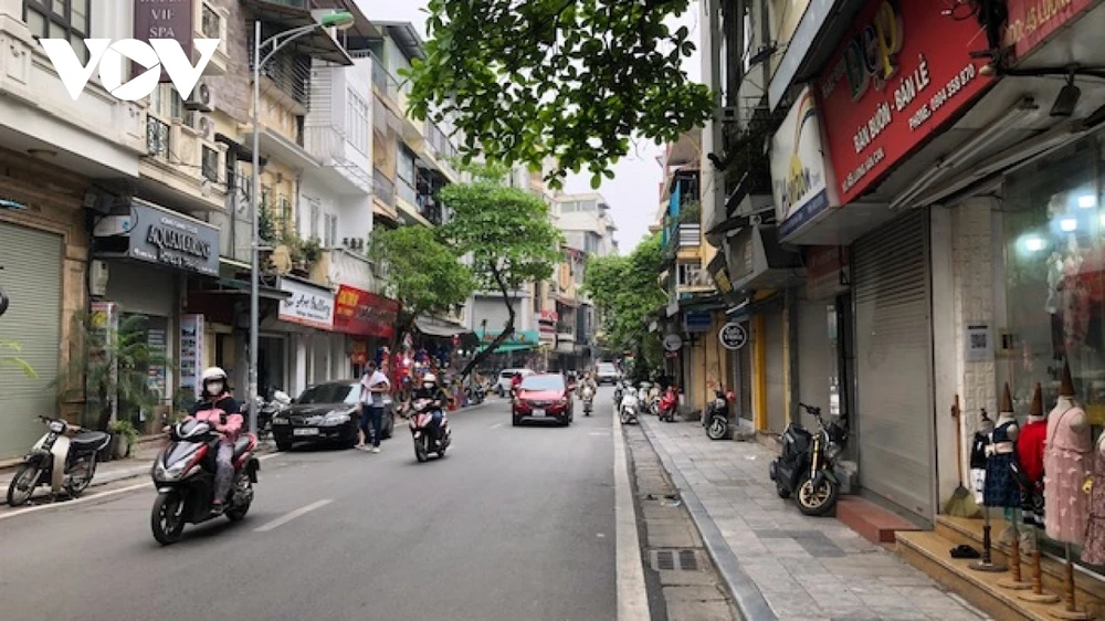 Các cửa hàng trên phố Lương Văn Can vẫn đóng cửa.