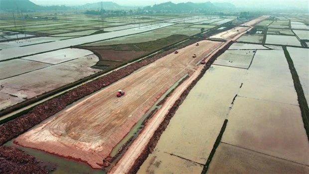 Công trường cao tốc Bắc-Nam phía Đông đoạn Nghi Sơn-Diễn Châu, những ngày giáp Tết Nguyên đán 2022. (Ảnh: Huy Hùng/TTXVN)