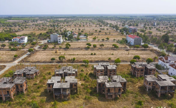 Những căn biệt thự bỏ hoang trên đường Lê Hồng Phong, huyện Nhơn Trạch, tỉnh Đồng Nai - Ảnh: Q.ĐỊNH