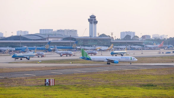 Máy bay chờ cất cánh tại sân bay Tân Sơn Nhất, TP.HCM - Ảnh: QUANG ĐỊNH
