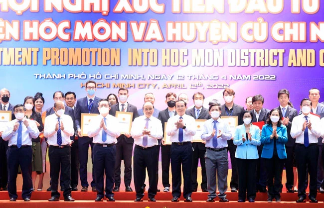 Hội nghị xúc tiến đầu tư vào huyện Hóc Môn và Củ Chi (TPHCM) nhân chuyến công tác của Chủ tịch nước Nguyễn Xuân Phúc tiếp tục thu hút đóng góp của các doanh nghiệp trong và ngoài nước. 