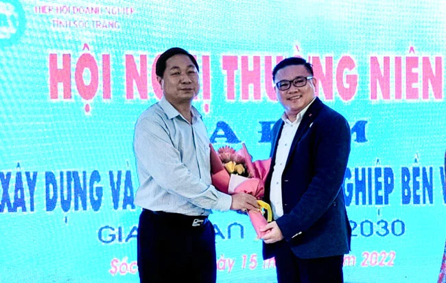 Phó Chủ tịch UBND tỉnh Sóc Trăng Lâm Hoàng Nghiệp (trái) và ông Trần Khắc Tâm, Chủ tịch Hiệp hội Doanh nghiệp tỉnh tại hội nghị