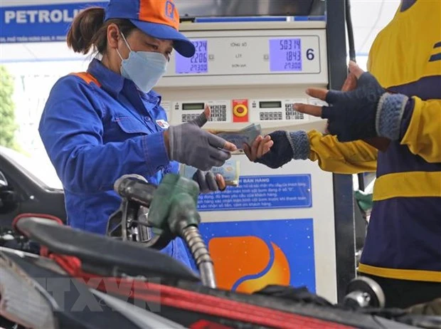 Người dân mua xăng dầu tại một cửa hàng của Petrolimex. (Ảnh: Trần Việt/TTXVN)