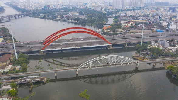 Cầu đường sắt Bình Lợi mới đã hoàn thành nhưng dự án BOT cầu Bình Lợi đối mặt với nguy cơ phá sản - Ảnh: QUANG ĐỊNH