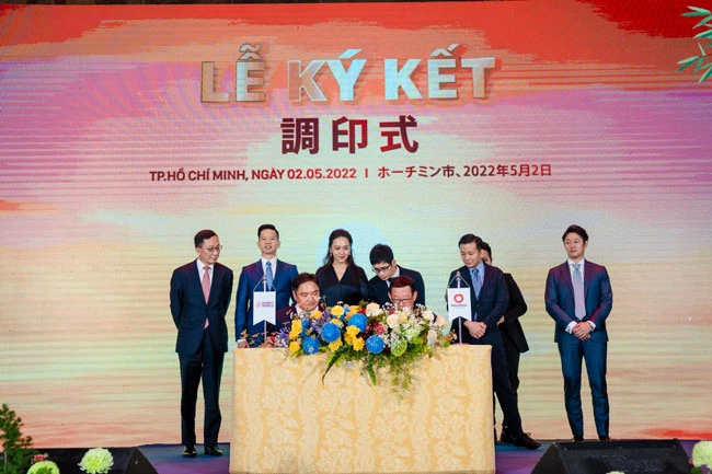 Bà Trương Huệ Vân, Tổng giám đốc Tập đoàn Vạn Thịnh Phát và các đại diện khác đã chứng kiến lễ ký kết hợp tác chiến lược giữa Sunny World và tập đoàn Daiwa House (Nhật Bản)