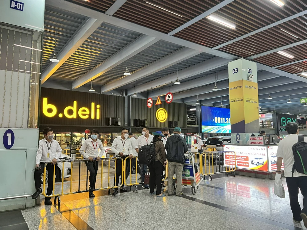 Hành khách đón taxi tại sân bay Tân Sơn Nhất