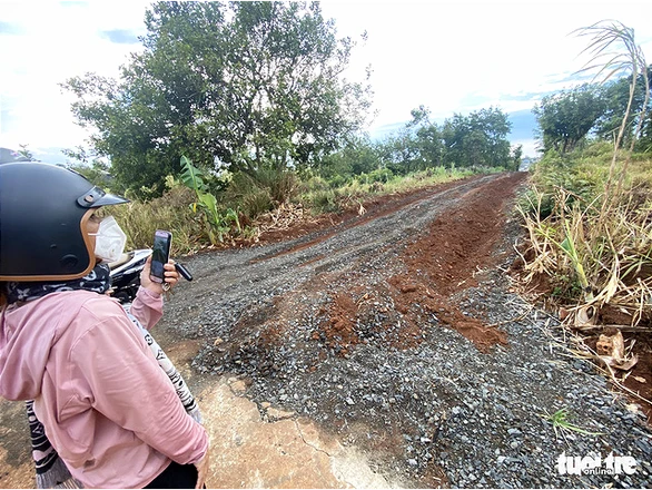 Nhiều lô đất nông nghiệp tại xã Cư Êbur, thành phố Buôn Ma Thuột, Đắk Lắk bị giới đầu cơ tự ý làm đường, chia nhỏ để phân lô, rao bán nền - Ảnh: TRUNG TÂN