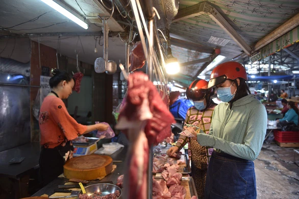 Người dân đi chợ Thanh Đa, quận Bình Thạnh, TP.HCM trưa 29-5 - Ảnh: NGỌC PHƯỢNG