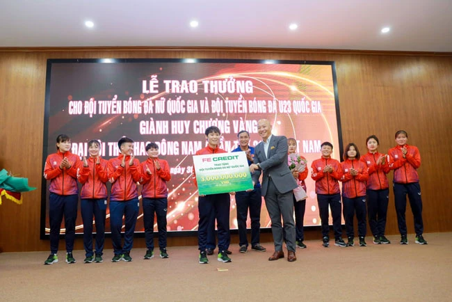 Cầu thủ Phạm Hải Yến - Đại diện cho Đội tuyển bóng đá nữ nhận phần thưởng từ FE Credit