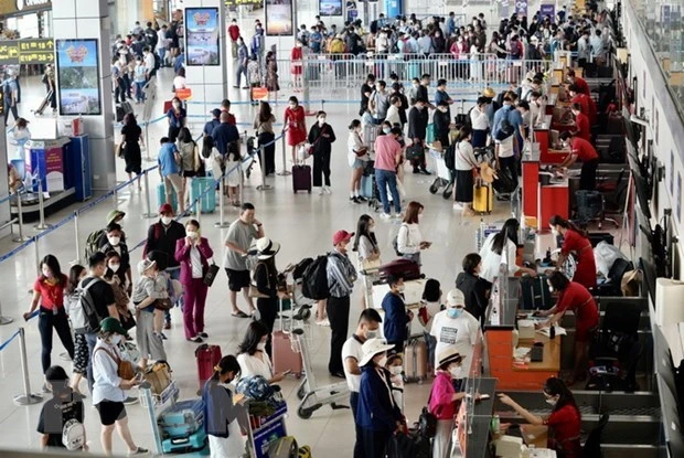Hành khách làm thủ tục lên máy bay ở Cảng Hàng không quốc tế Nội Bài. (Ảnh: Huy Hùng/TTXVN)