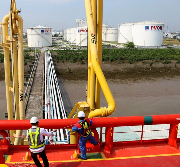 Xăng dầu nhập khẩu về cảng tại TP.HCM - Ảnh: N.HIỂN