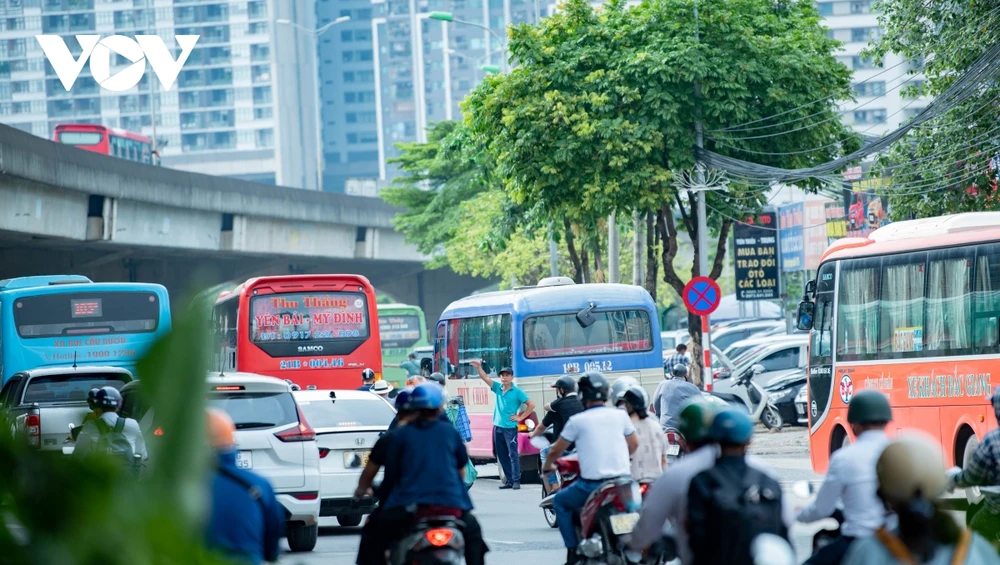 "Bến xe chui" trên đường Phạm Hùng: Cơ quan chức năng ở đâu?