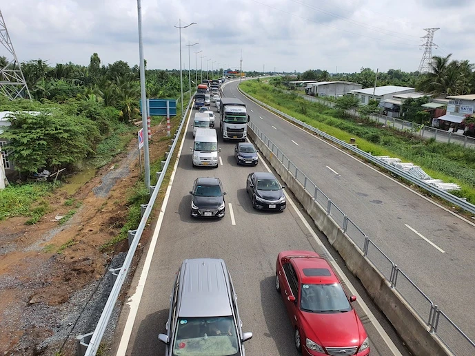 Doanh nghiệp vận tải chọn đi quốc lộ 1 nếu cao tốc Trung Lương- Mỹ Thuận thu phí quá cao. Ảnh: Trung Chánh