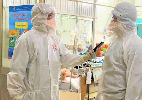 Phóng viên Quang Huy tác nghiệp tại Trung tâm hồi sức tích cực bệnh nhân Covid-19 thuộc Bệnh viện Trung ương Huế quản lý tại quận Tân Phú. Ảnh: HOÀNG HÙNG