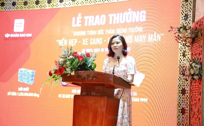 Bà Lê Thị Phượng - Phó TGĐ Sao Mai Group chúc mừng và tri ân khách hàng tham gia chương trình “Nền đẹp - Xe sang - Lộc vàng may mắn”