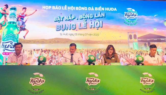 Họp báo thông tin Lễ hội Bóng đá biển Huda 2022 chủ đề “Bật nắp mở hội biển- Tưng bừng đón bóng lăn” chiều 5-7 tại TP Huế.