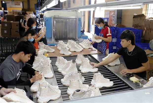 Sản xuất giày xuất khẩu sang thị trường châu Âu tại Công ty giày Trường Xuân, Ba Vì, Hà Nội. (Ảnh: Trần Việt/TTXVN)