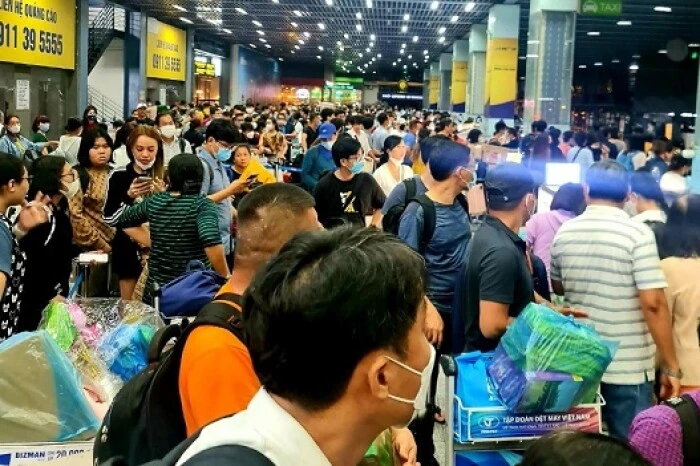 Đông nghẹt hành khách chờ đón xe taxi tại sân bay Tân Sơn Nhất (Ảnh: Nam Phương)