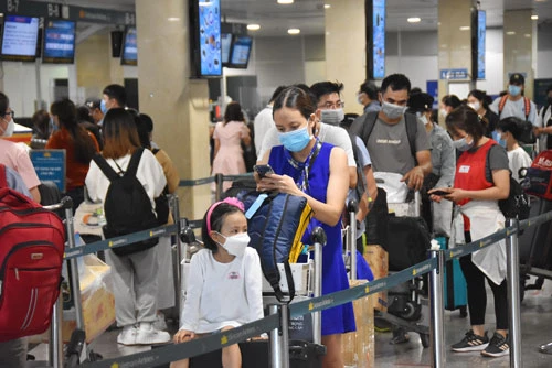 Sân bay Tân Sơn Nhất những ngày qua luôn trong tình trạng chật kín khách từ sáng đến tối Ảnh: TẤN THẠNH