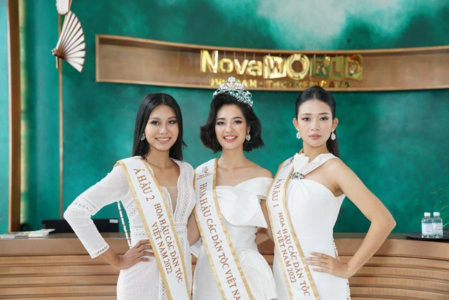 Hoa hậu Nông Thúy Hằng (giữa), á hậu Thạch Thu Thảo (bên trái), á hậu Lương Thị Hoa Đan (bên phải) tham quan NovaWorld Ho Tram - Ảnh: BTC 