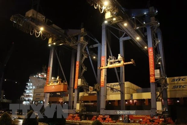 Hoạt động bốc dỡ hàng hóa tại cảng Cát Lái. (Ảnh: Tiến Lực/TTXVN)