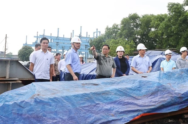 Thủ tướng Phạm Minh Chính khảo sát khu vực Dự án mở rộng giai đoạn 2 Nhà máy Gang thép Thái Nguyên (Tisco 2). (Ảnh: Dương Giang/TTXVN)