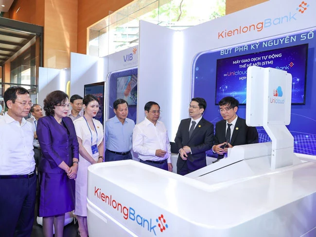 Thủ tướng Chính phủ Phạm Minh Chính cùng lãnh đạo Chính phủ, Ngân hàng Nhà nước tham quan gian hàng của KienlongBank