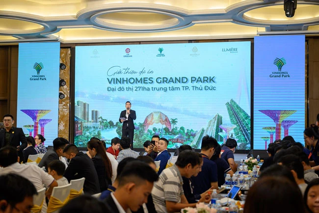 Đông đảo các khách hàng quan tâm đến các dự án thuộc đại đô thị Vinhomes Grand Park