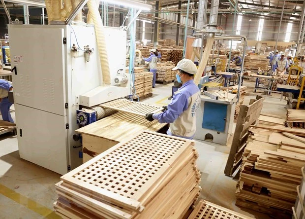 Sản xuất đồ gỗ xuất khẩu sang thị trường EU tại Công ty CP WOODSLAND Tuyên Quang. (Ảnh: TTXVN)