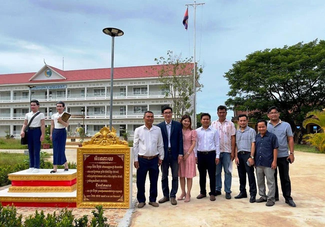 Đoàn công tác Trường ĐH Trà Vinh đến thăm Trường THPT Hun Sen Chek.