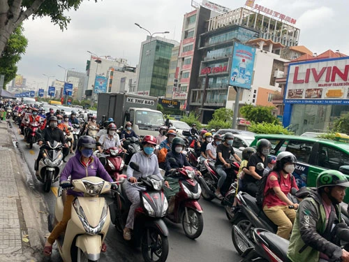 Nhiều thời điểm lượng phương tiện đổ về trung tâm TP HCM gây cảnh ùn tắc và khói bụi. Ảnh chụp trên đường Cộng Hòa, quận Tân Bình vào ngày 15-8