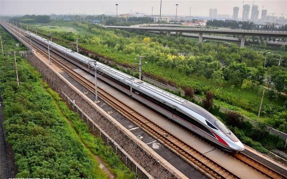 Phó Thủ tướng Lê Văn Thành yêu cầu Bộ Giao thông vận tải khẩn trương làm việc với Bộ Kế hoạch và Đầu tư - cơ quan thường trực của Hội đồng thẩm định nhà nước để đề xuất phương án đầu tư xây dựng tối ưu tuyến đường sắt tốc độ cao trên trục Bắc - Nam. (Ảnh 