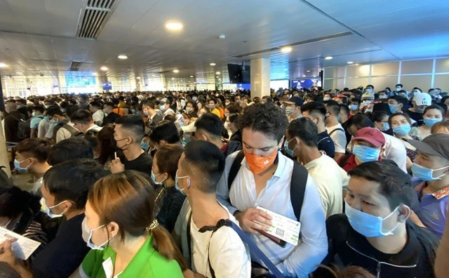 Tình trạng ùn tắc giao thông khu vực nội cảng, khu vực lân cận sân bay liên tục tái diễn tại sân bay Tân Sơn Nhất - Ảnh: Báo GT