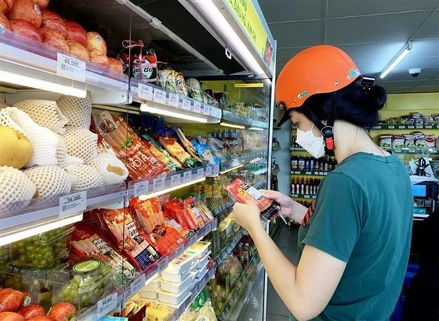 Người dân mua hàng hóa tại một siêu thị. (Nguồn: TTXVN)