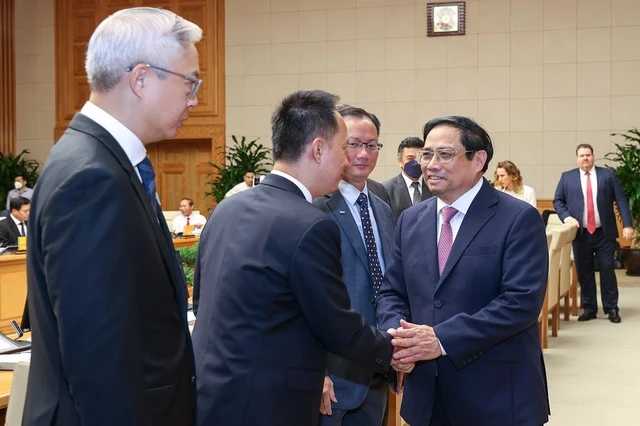Thủ tướng Phạm Minh Chính với các doanh nghiệp đầu tư nước ngoài dự Hội nghị - Ảnh: VGP/Nhật Bắc