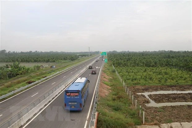 Phương tiện lưu thông trên cao tốc Trung Lương-Mỹ Thuận. (Ảnh: Minh Trí/TTXVN)