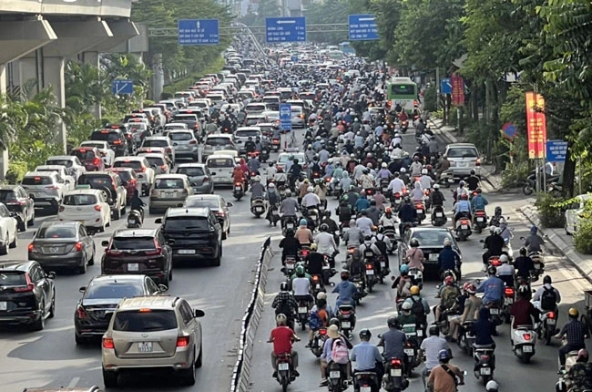 Nhiều phương tiện xe máy vẫn đi trong làn ô tô trong thời gian thử nghiệm phân làn trên đường Nguyễn Trãi.
