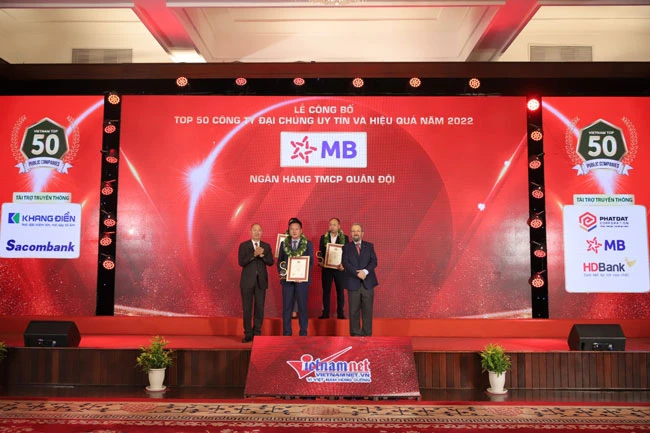 Phó tổng giám đốc MB – ông Hà Trọng Khiêm lên nhận giải thưởng