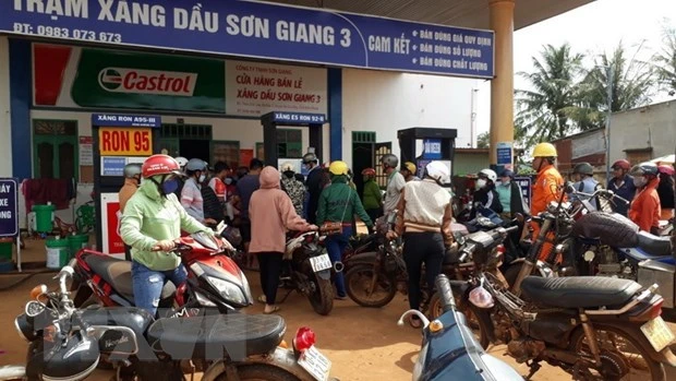 Trạm xăng dầu Sơn Giang 3 ở xã Đắk Ơ, huyện Bù Gia Mập treo bảng "hết xăng." (Ảnh: K GỬIH/TTXVN)