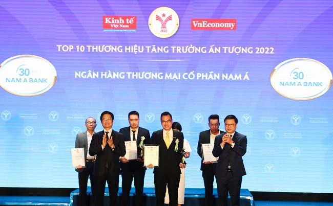 Nam A Bank vinh dự nhận giải thưởng “Top 10 thương hiệu tăng trưởng ấn tượng 2022”