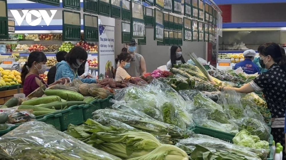 Những lúc giá rau xanh ở chợ truyền thống tăng cao, người tiêu dùng thường chọn mua rau của Chương trình Bình ổn thị trường ở siêu thị. (Ảnh: Lệ Hằng)