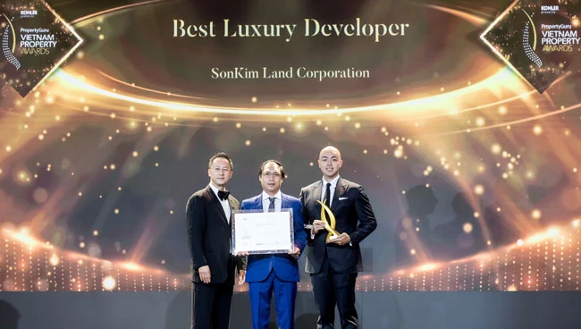 Đại diện SonKim Land nhận giải thưởng Nhà phát triển Bất động sản hạng sang tốt nhất