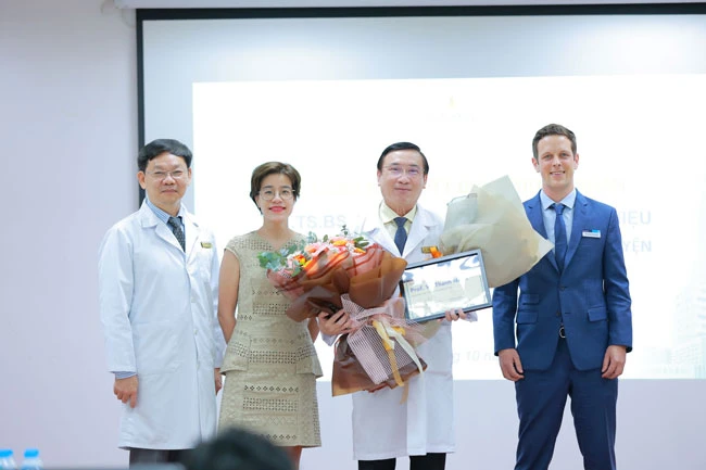 GS.TS.BS Võ Thành Nhân, Giám đốc Trung tâm Tim mạch, Bệnh viện Đa khoa Quốc tế Vinmec Central Park nhận chứng chỉ chuyên gia đặt máy tạo nhịp tim không dây độc lập đầu tiên tại Việt Nam.