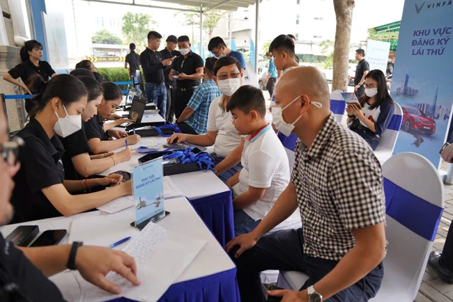 Nườm nượp khách đến lái thử VinFast VF 8 tại Paragon Tower, 3 Nguyễn Lương Bằng, Tân Phú, Quận 7, TPHCM trong 3 ngày 28-29-30/10.