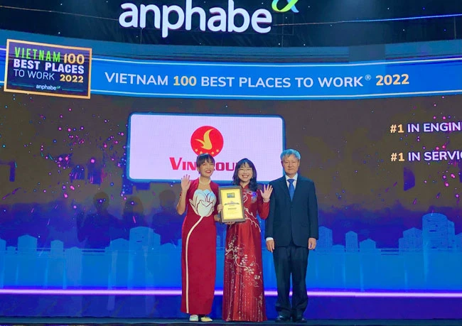 Bà Lê Mai Lan, Phó Chủ tịch Vingroup nhận chứng nhận Top 10 nơi làm việc tốt nhất Việt Nam.