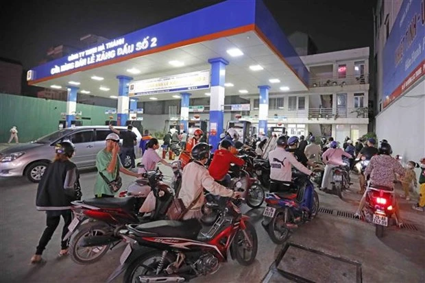 Người dân xếp hàng dài chờ mua xăng, dầu tại cửa hàng kinh doanh xăng, dầu trên phố Lạc Trung (Hà Nội), tối 5/11/2022. (Ảnh: Trần Việt/TTXVN)