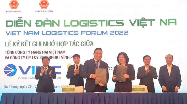 Đại diện T&Y SuperPort Vĩnh Phúc (bên phải) và Tổng Công ty Hàng hải Việt Nam ký kết Biên bản ghi nhớ hợp tác 