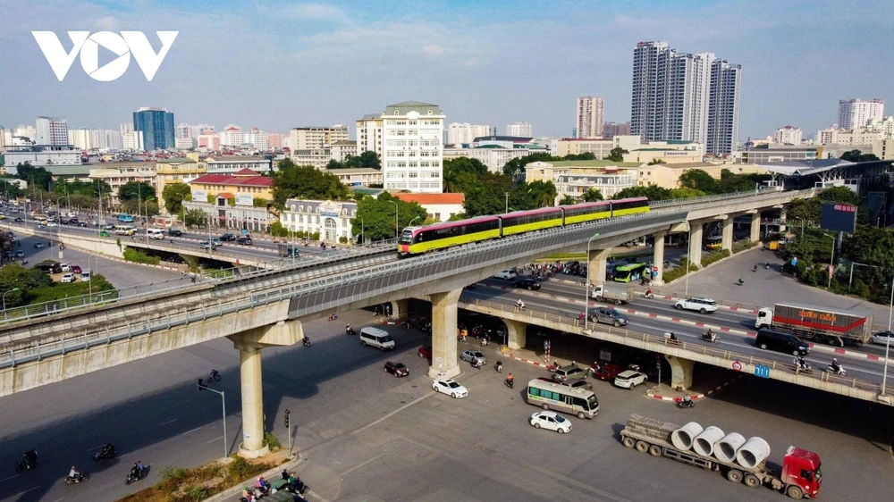 Đúng 10h00 sáng 5/12, những đoàn tàu đầu tiên trên tuyến đường sắt đô thị Nhổn - ga Hà Nội đã chính thức được vận hành chạy thử trong môi trường hạn chế.