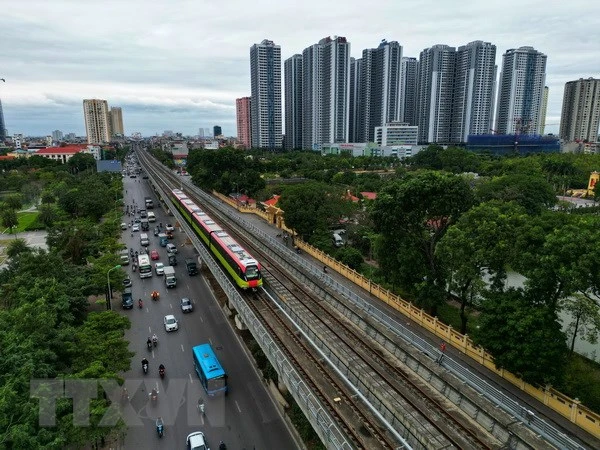 Tàu điện Metro Nhổn-ga Hà Nội chạy qua phố Hồ Tùng Mậu. (Ảnh: Tuấn Anh/TTXVN)