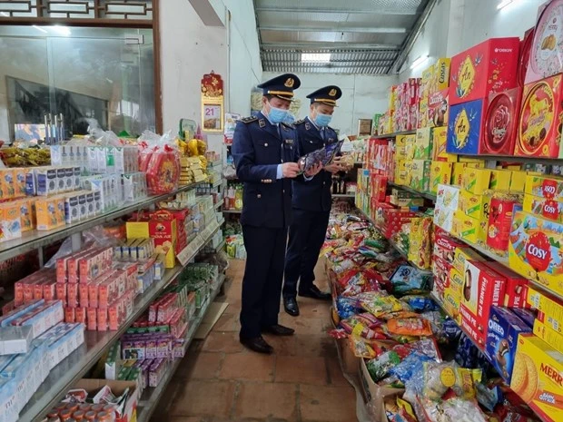 Lực lượng Quản lý thị trường tỉnh Thái Nguyên kiểm tra hàng hóa phục vụ người dân trên địa bàn. (Ảnh: PV/Vietnam+)